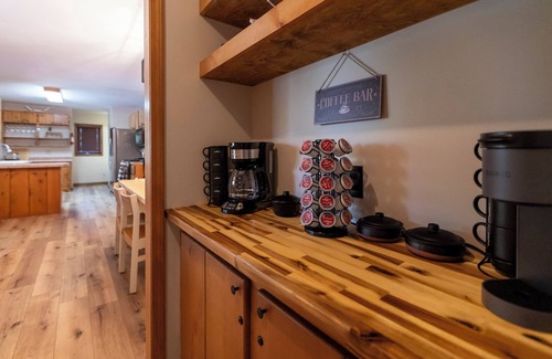 Wolf Creek Cottage | 5 acre Paradise-Shawnee Wine Trail, Pool, Pond, Firepit, Pet Friendly