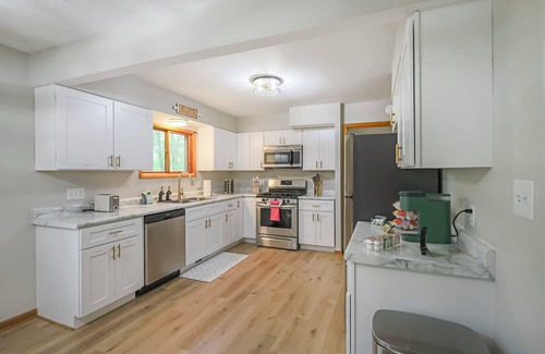 Akron House | 5 Acres - 3 King Beds - Fairlawn Campfire Nights!