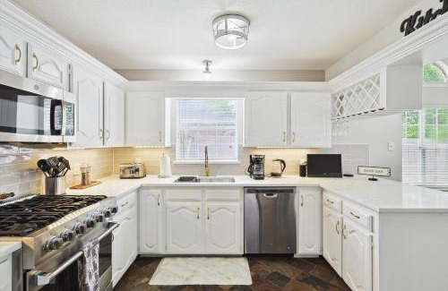 Flower Mound House | 5-BD 3-BA Serene Retreat in Heart of Flower Mound