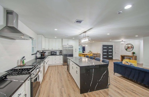 Houston House | 5-BD Modern Central Getaway w Hot Tub - Mins to DT