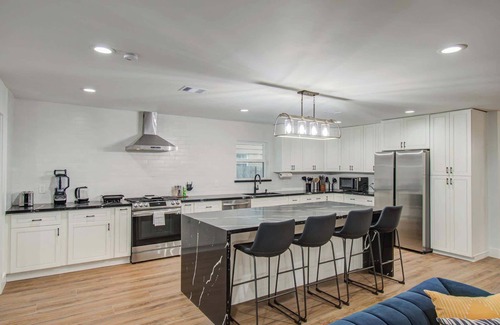 Houston House | 5-BD Modern Central Getaway w Hot Tub - Mins to DT