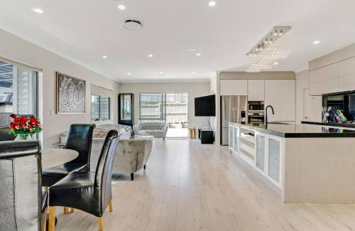 Flat Bush House | 5 BDR Flat Bush Mansion - Central Aircon, Fast WiFi, Pool Table, Netflix and More!