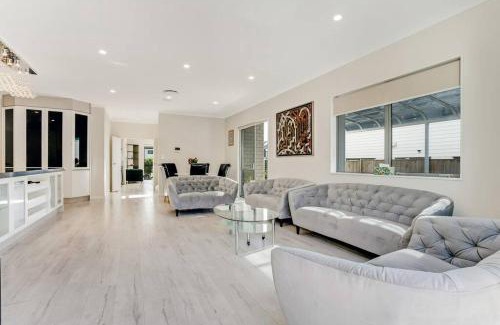 Flat Bush House | 5 BDR Flat Bush Mansion - Central Aircon, Fast WiFi, Pool Table, Netflix and More!