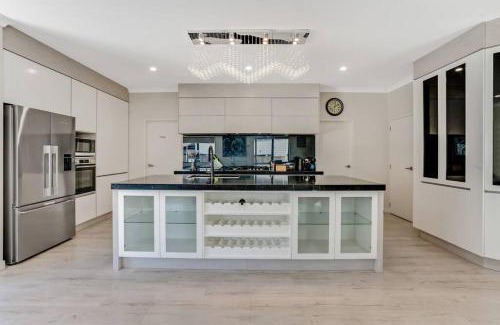 Flat Bush House | 5 BDR Flat Bush Mansion - Central Aircon, Fast WiFi, Pool Table, Netflix and More!