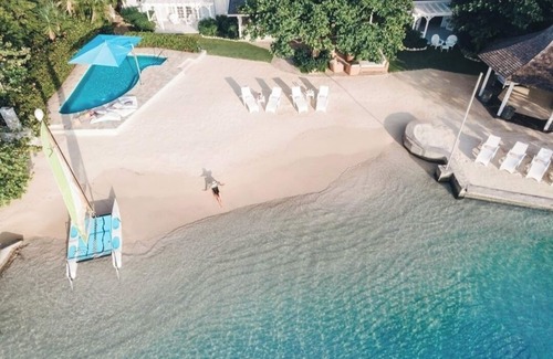 Discovery Bay Villa | 5 bdr Luxury Private Beachfront Villa Pool Staff Watersports