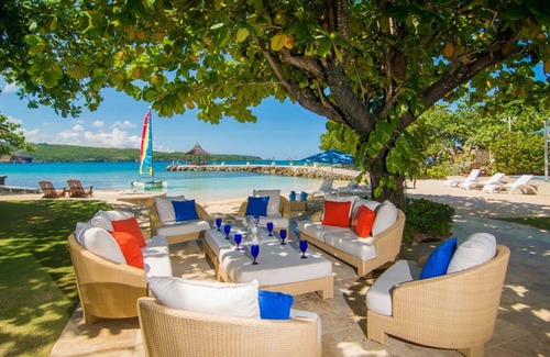 Discovery Bay Villa | 5 bdr Luxury Private Beachfront Villa Pool Staff Watersports