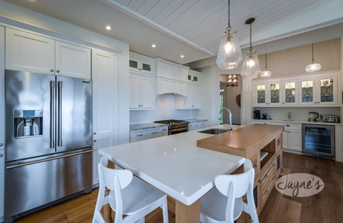 The Blue Mountains Ski Chalet | 5 bdrm, 3 bath Beach Chalet! Steps to Georgian Trail! Georgian Bay Views!