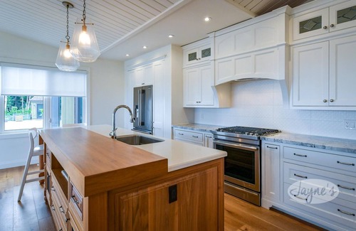 The Blue Mountains Ski Chalet | 5 bdrm, 3 bath Beach Chalet! Steps to Georgian Trail! Georgian Bay Views!