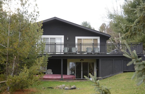 Minett Cottage | 5 Bdrm, 3 Bath on Lake Rosseau! Port Sandfield-Minett Area - AC!