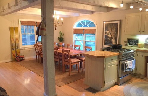 Wilmington House | 5 Bdrm Lakehouse, sleeps 18, private dock, hot tub, 15 minutes to Mount Snow