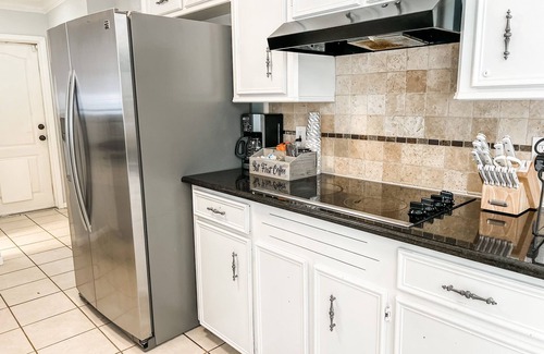 South Side House | 5 BDRMS. Corp or Vacay. Centrally Located. Ample