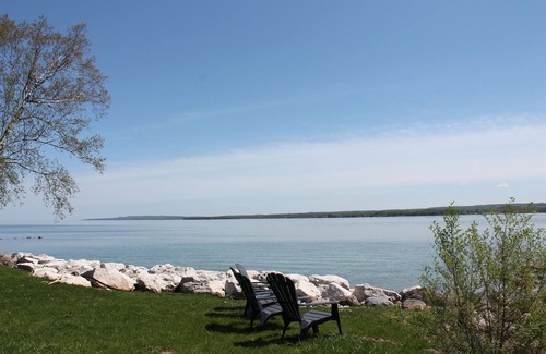Georgian Bluffs Cottage | 5 BDRM★Waterfront★Shorehouse On The Bay★Free WIFI ★BBQ