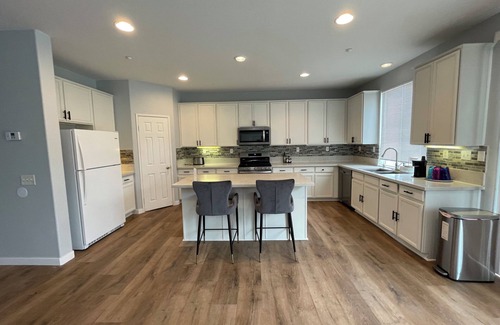 Fontana House | 5 bds large house,Near Airport Ontario Mills,free parking,pets friendly.
