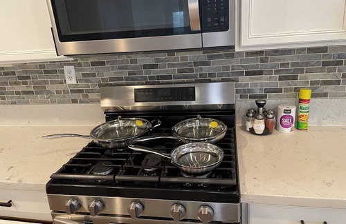 Fontana House | 5 bds large house,Near Airport Ontario Mills,free parking,pets friendly.