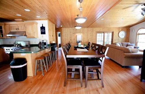 South Haven House | 5 bed, 2 bath Lake Home, screen porch, 2 kayaks, patio, otter island.