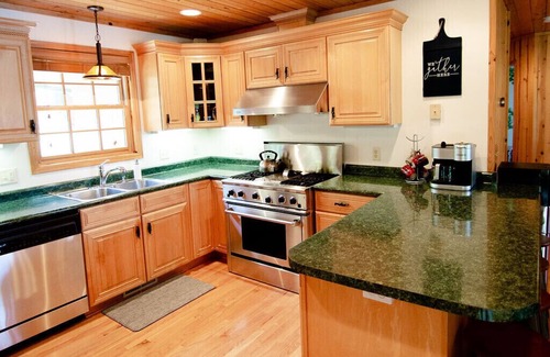 South Haven House | 5 bed, 2 bath Lake Home, screen porch, 2 kayaks, patio, otter island.