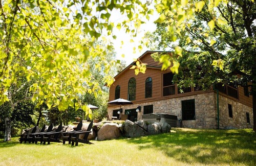 South Haven House | 5 bed, 2 bath Lake Home, screen porch, 2 kayaks, patio, otter island.