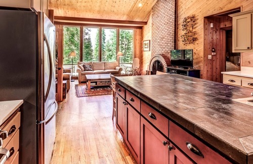 Black Butte Ranch House | 5 bed/3.5 bath Black Butte home w large kitchen, 2 living spaces, wood fireplace