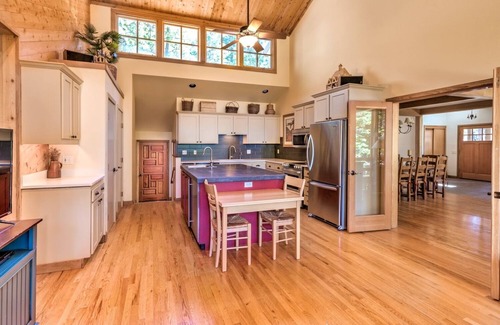 Black Butte Ranch House | 5 bed/3.5 bath Black Butte home w large kitchen, 2 living spaces, wood fireplace