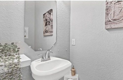 Missouri City House | 5 bed 3.5 bath Peaceful Lake House Mansion