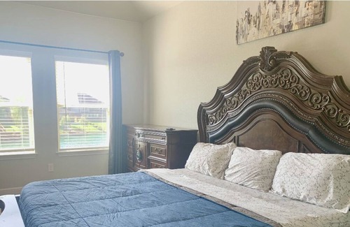 Missouri City House | 5 bed 3.5 bath Peaceful Lake House Mansion