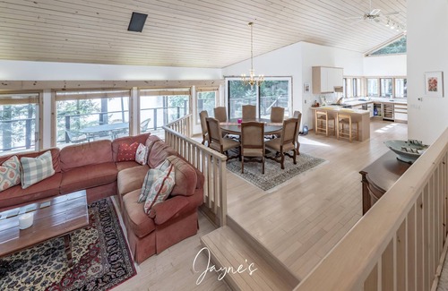 Port Carling Cottage | 5 bed 3 bath cottage on Lake Muskoka + Boathouse with a loft