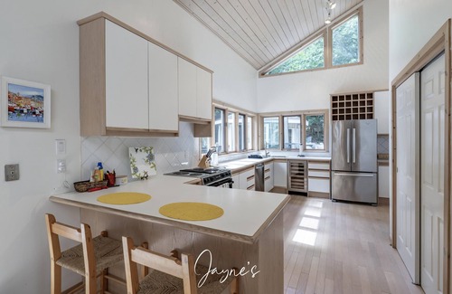 Port Carling Cottage | 5 bed 3 bath cottage on Lake Muskoka + Boathouse with a loft