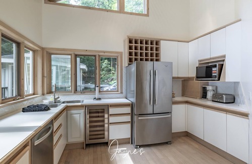 Port Carling Cottage | 5 bed 3 bath cottage on Lake Muskoka + Boathouse with a loft