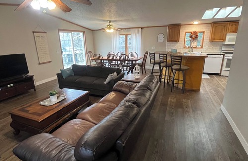 Litchfield House | 5 bed 3 bath on Lake Manuella
