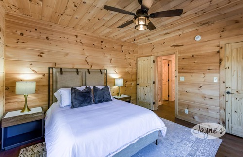 Penetanguishene Cottage | 5 bed 4 bath cottage on Georgian Bay