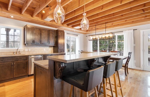 Saint Ferreol les Neiges House | 5 bed hot tub 3 bathroom mt St. Anne