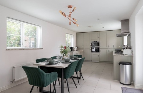 Bletchley House | 5 bed detached | Contractors |Parking|Long Stays