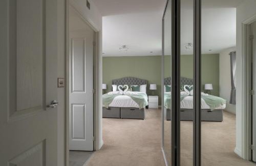 Bletchley Apartment | 5 bed detached Contractors Parking Long Stays
