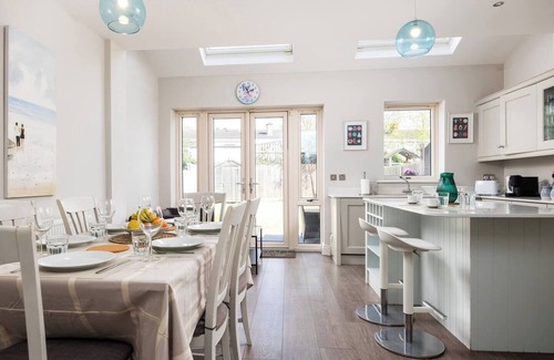 Dublin House | 5-bed Dream Home By Sea & City with free parking