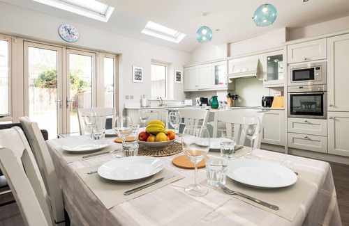 Dublin House | 5-bed Dream Home By Sea & City with free parking