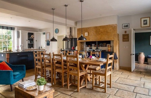 West Chinnock House | 5-Bed Georgian Home, Pool, BBQ & Games Rooms