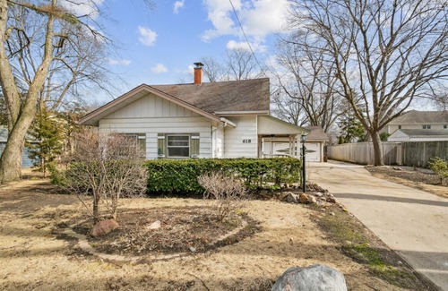 Russell Apartment | 5 Bed Home w/Big Yard & Front Porch by Navy Base