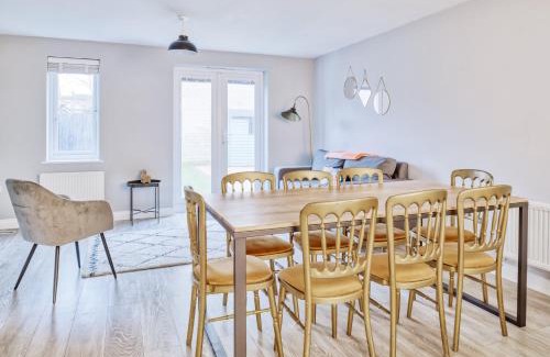 Hucclecote House | 5 Bed House in Gloucester