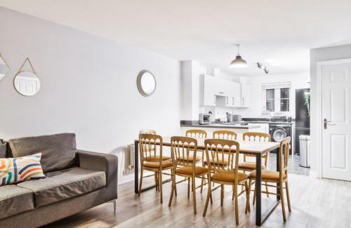 Hucclecote House | 5 Bed House in Gloucester