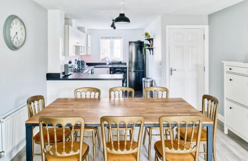 Hucclecote House | 5 Bed House in Gloucester