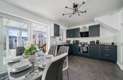 Havering House | 5 Bed House - Sleeps 11 - Garden