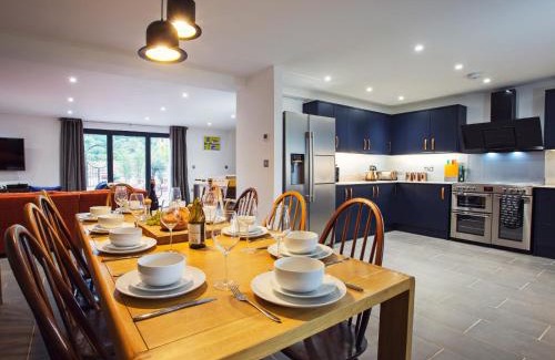 Huntley House | 5 Bed in Huntley 75701