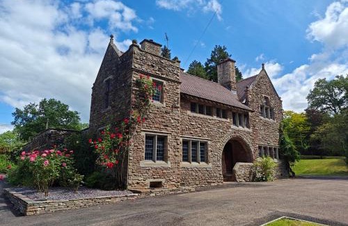 Monmouth House | 5 Bed in Monmouth 94050