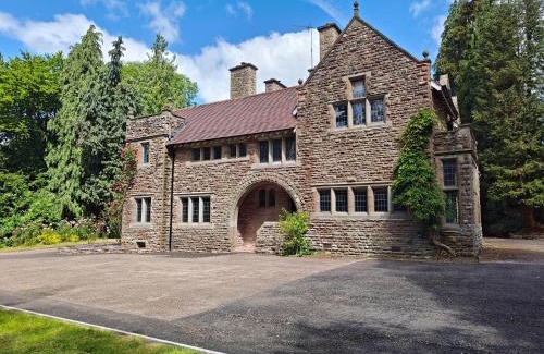 Monmouth House | 5 Bed in Monmouth 94050