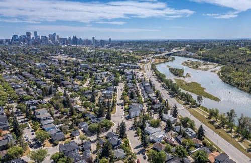 Northwest Calgary Apartment | 5 bed Luxury Home Steps to DT, River and Hospital