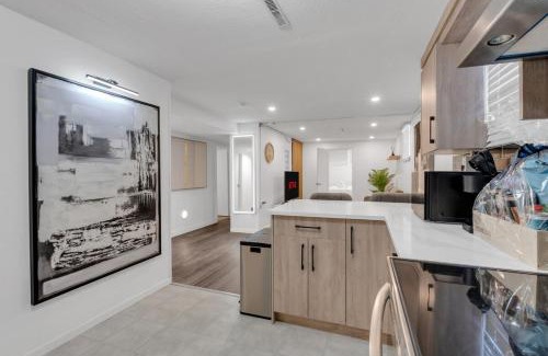 Northwest Calgary Apartment | 5 bed Luxury Home Steps to DT, River and Hospital