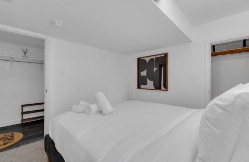 Northwest Calgary Apartment | 5 bed Luxury Home Steps to DT, River and Hospital