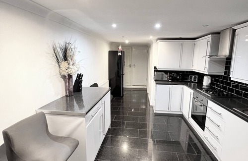 Stratford House | 5 Bed Rooms Property Close To Stratford City.
