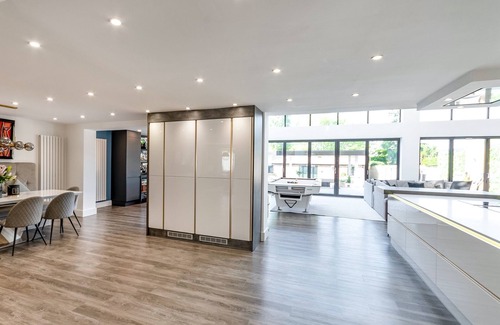 Doncaster Villa | 5 Bed Villa-Sleeps 10-Hot Tub-Bar & Pool table