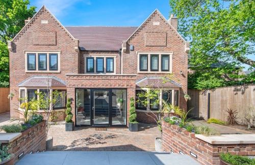 Doncaster Villa | 5 Bed Villa-Sleeps 10-Hot Tub-Bar & Pool table